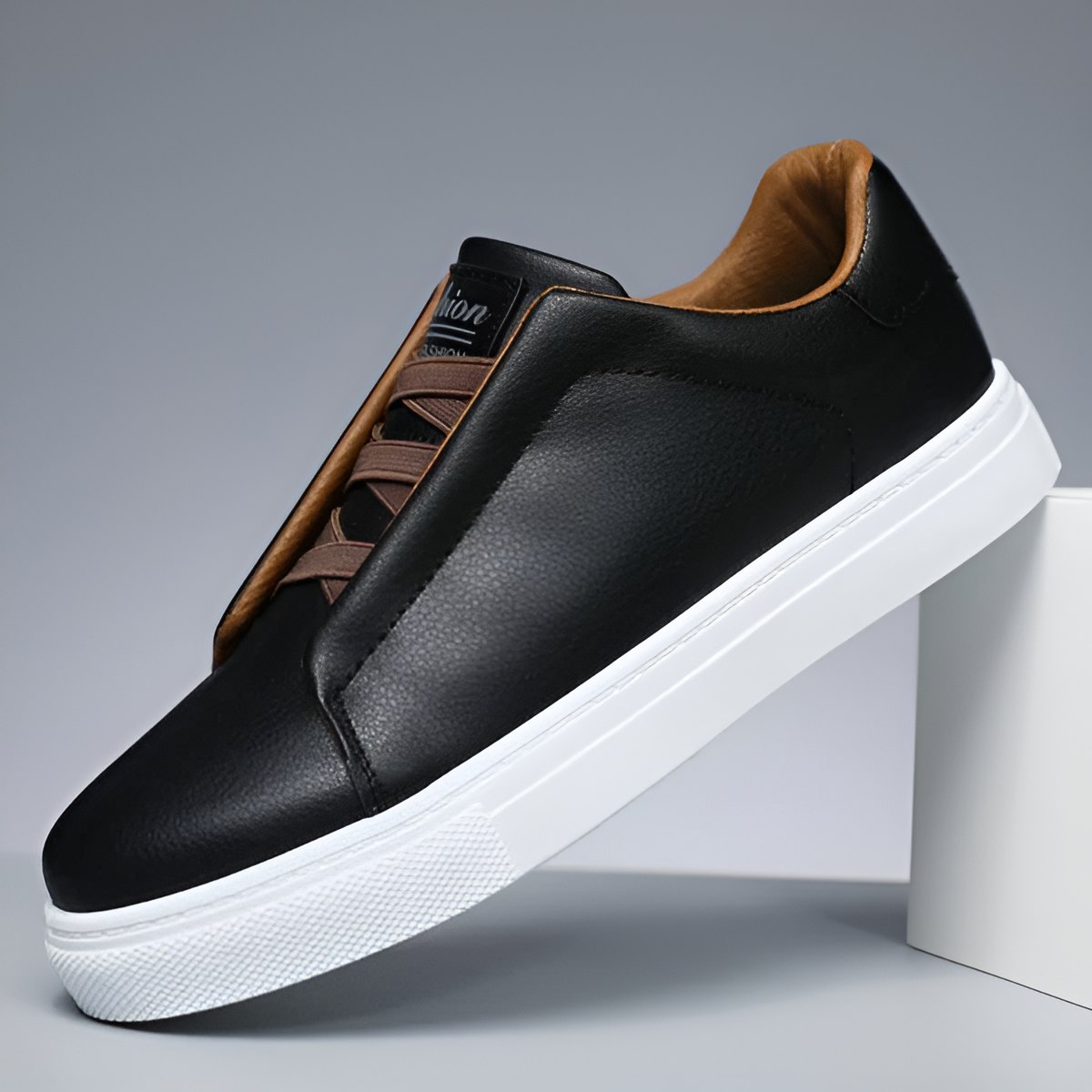 Men’s classic design casual sneakers in black and white