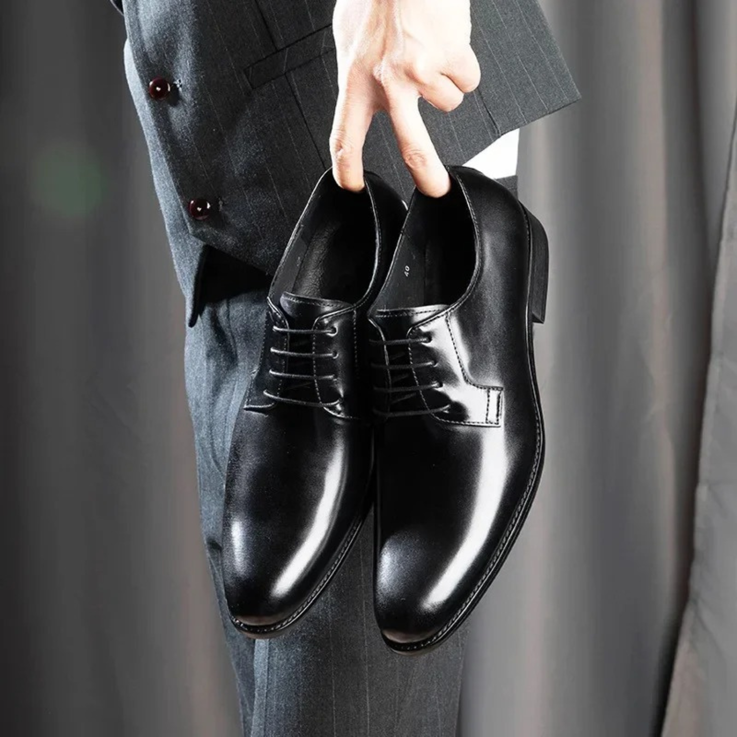 Men’s formal Oxford lace-up dress shoes in black leather